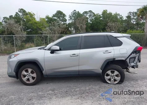 2021 Toyota Rav4 Xle z USA, uszkodzony, nr VIN 2T3W1RFV7MC094587